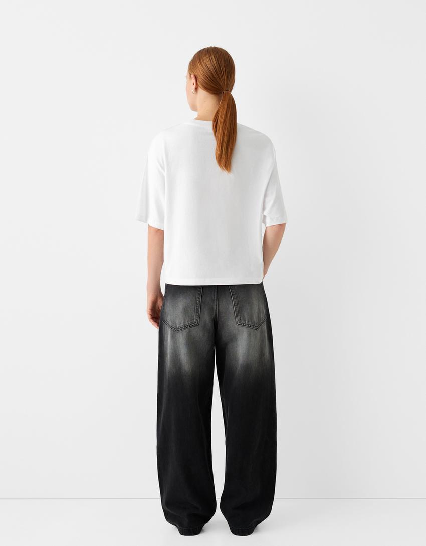 T-shirt da Bershka Wearable Art cropped boxy fit com estampado-Branco-2