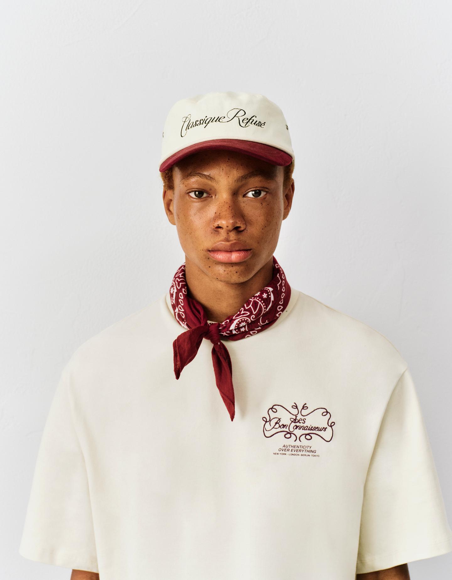 Bershka czapka z haftem biały złamany