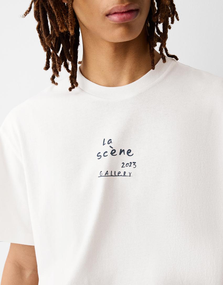 تيشرت بقصّة مربعة وأكمام قصيرة وطبعة-أبيض-6