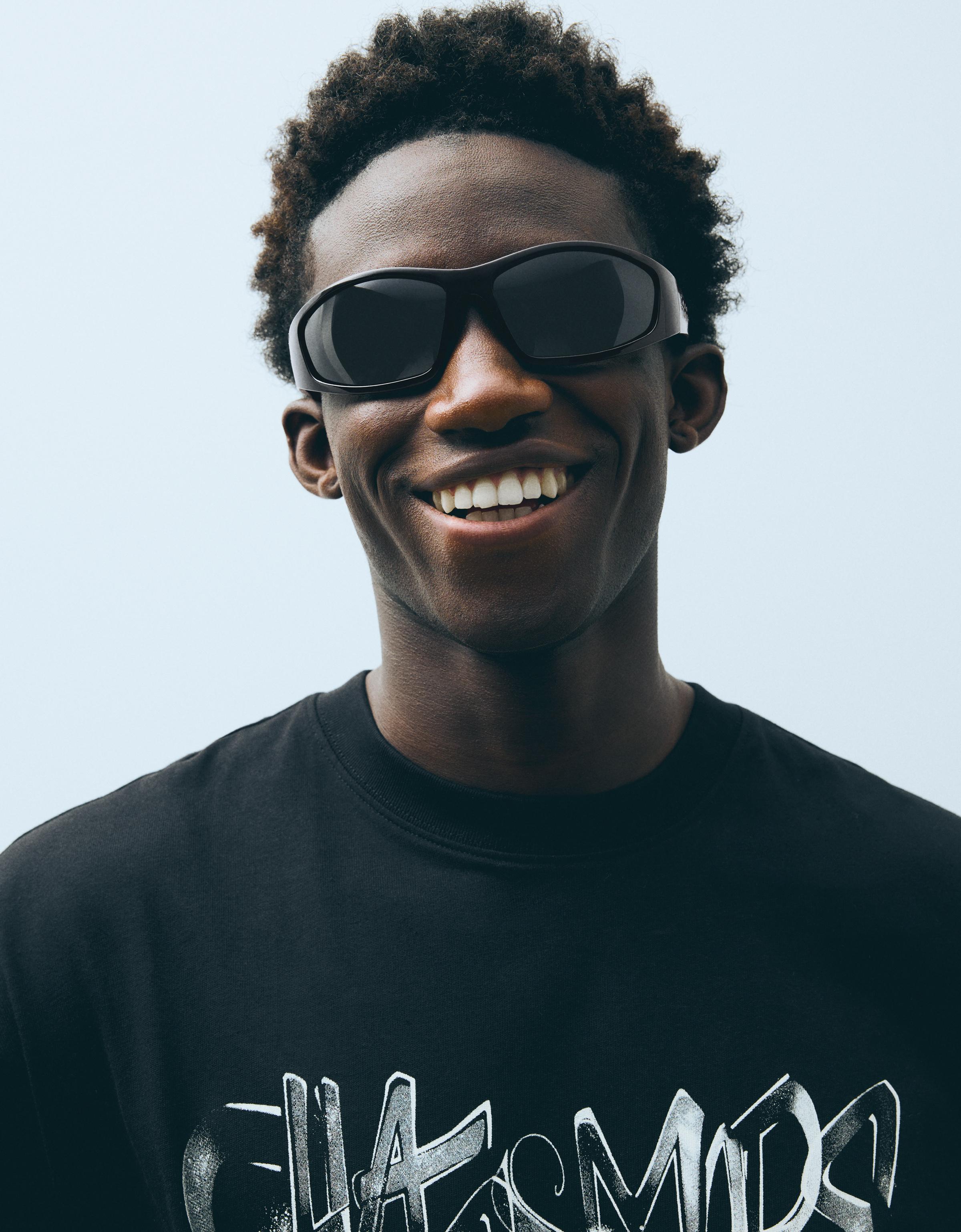 Sport sunglasses — Black