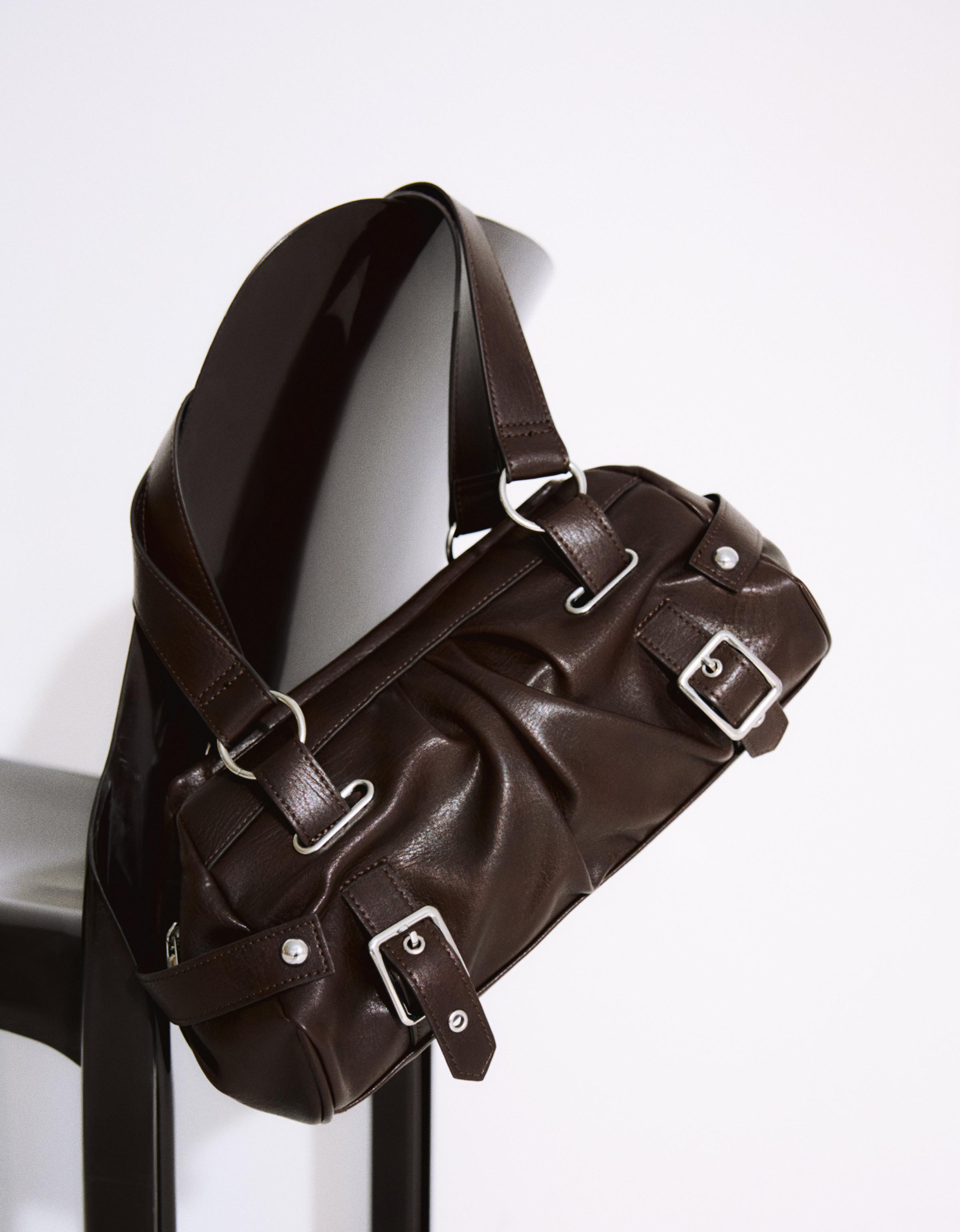 【BERSHKA】バックル付きボウリングバッグ 4096/673/716 Buckled bowling bag - Accessories - Women | Bershka