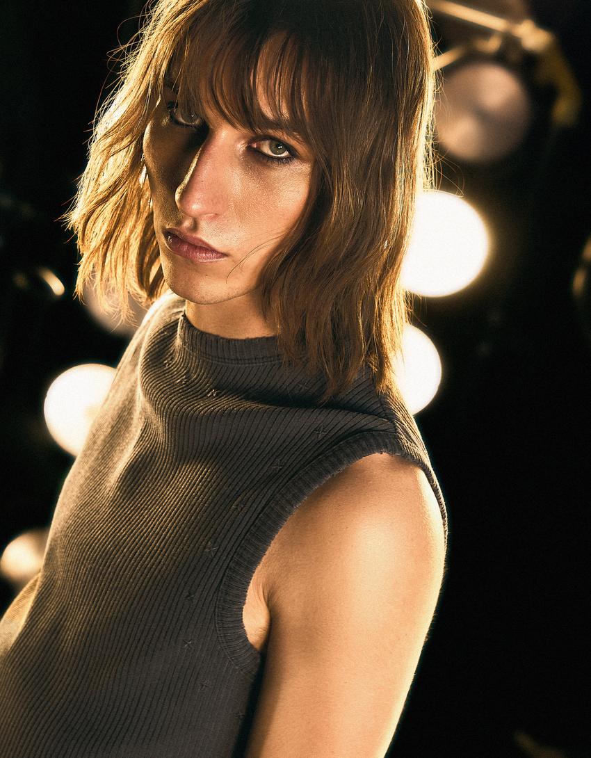 Embroidered sleeveless T-shirt-Grey