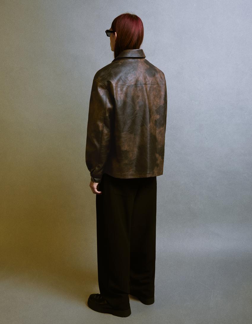 Hemdjacke aus Kunstleder im Boxy-Fit-Braun