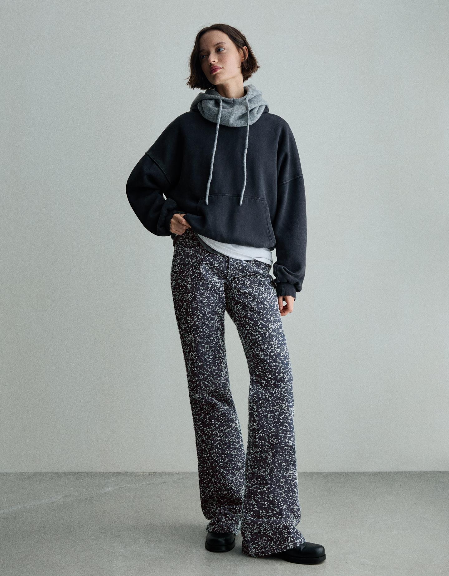 Bershka jeansy o kroju baggy flare z fakturą granatowy