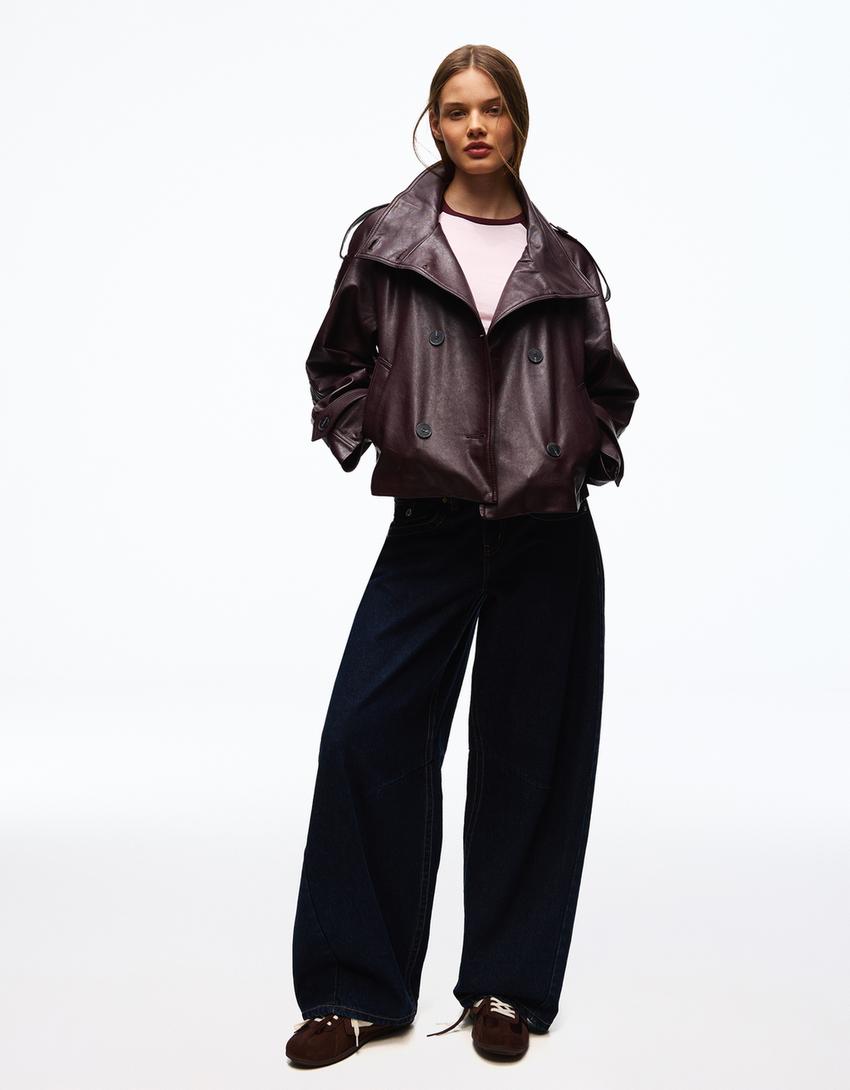 Cazadora trench corta efecto piel-Burdeos