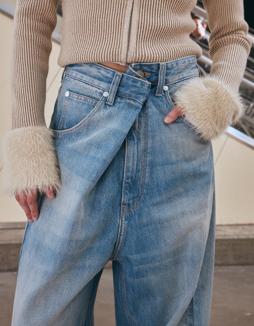 Jeansy o kroju wide leg z krzyżowanym pasem-Wyblakły niebieski