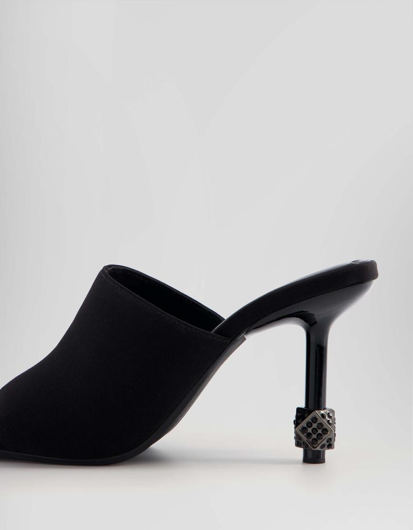 خف عالي الكعب بتفصيل على الكعب-أسود