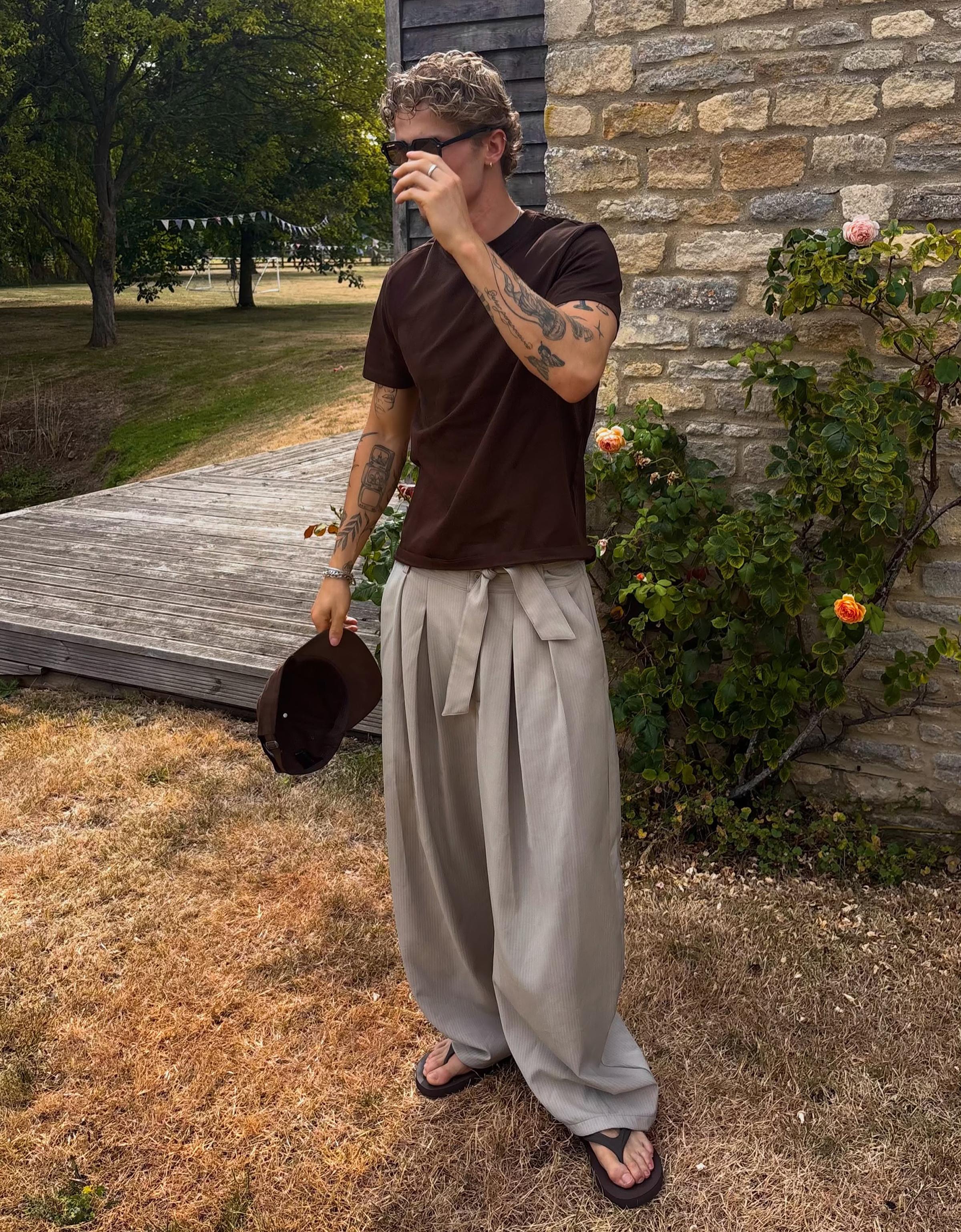 Barrel-leg trousers with darts and belt — Sand