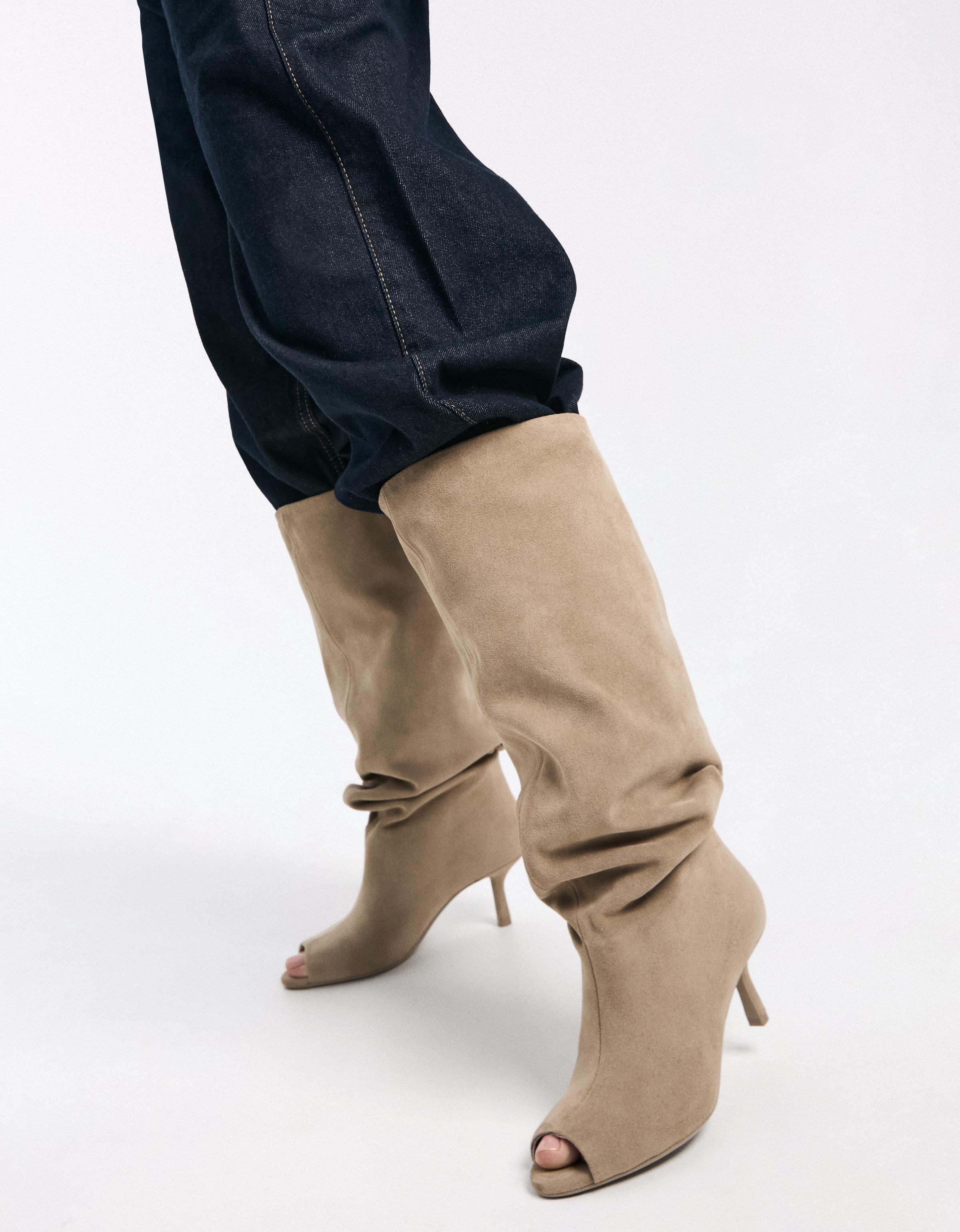 Kitten heel boots with split — BEIGE