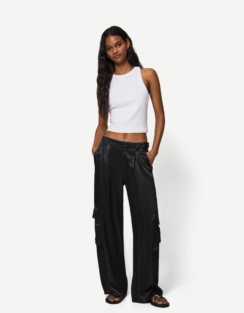 Pantalón wide leg cargo satén-Negro-2