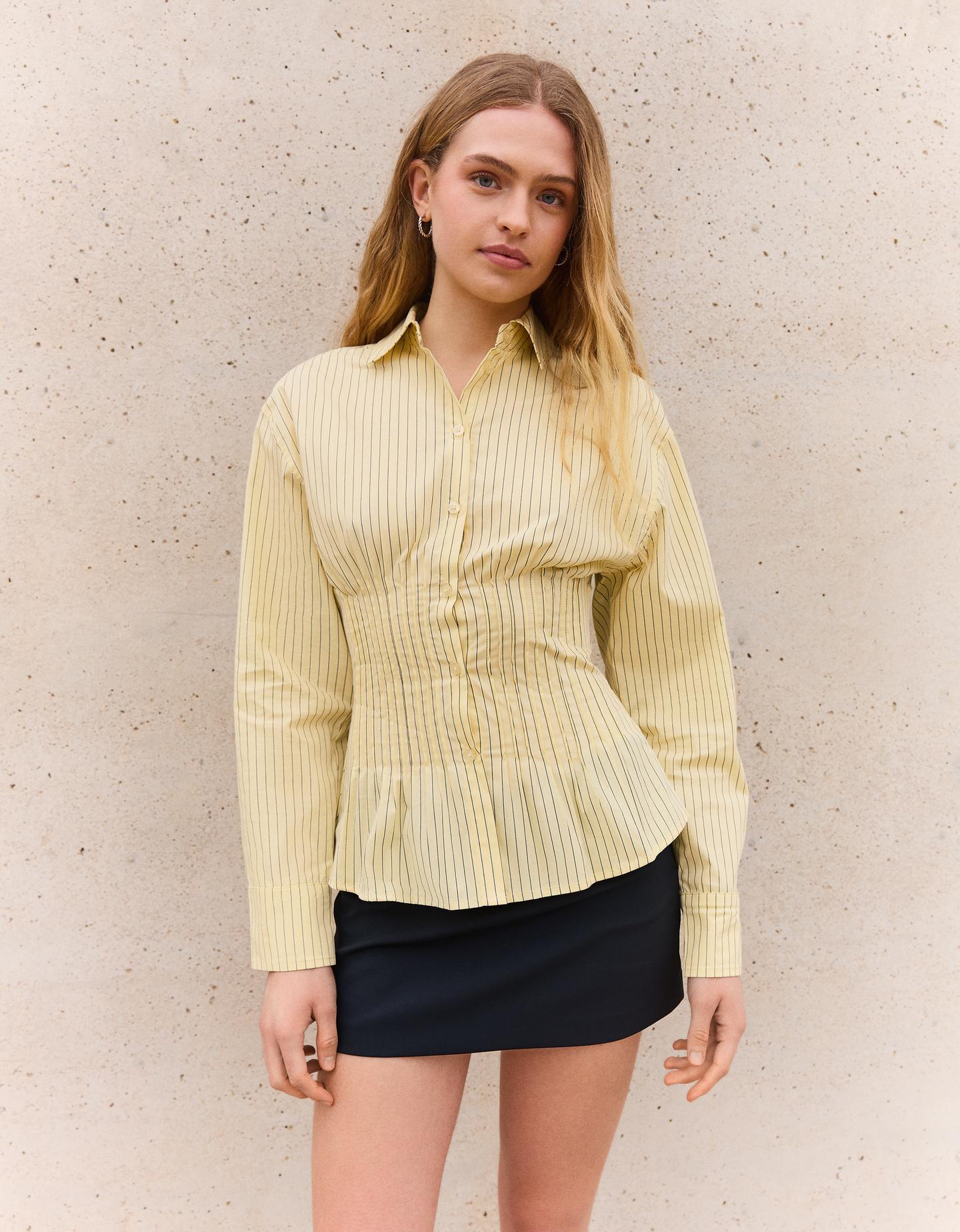 Bershka dopasowana koszula z zaszewkami żółty