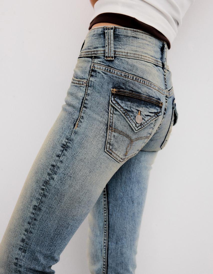 Jeansy bootcut z niskim stanem i klapami-Wyblakły niebieski