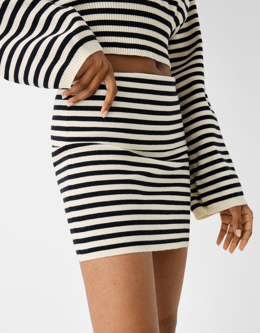 تنورة قصيرة محاكة ومخططة-أسود-3