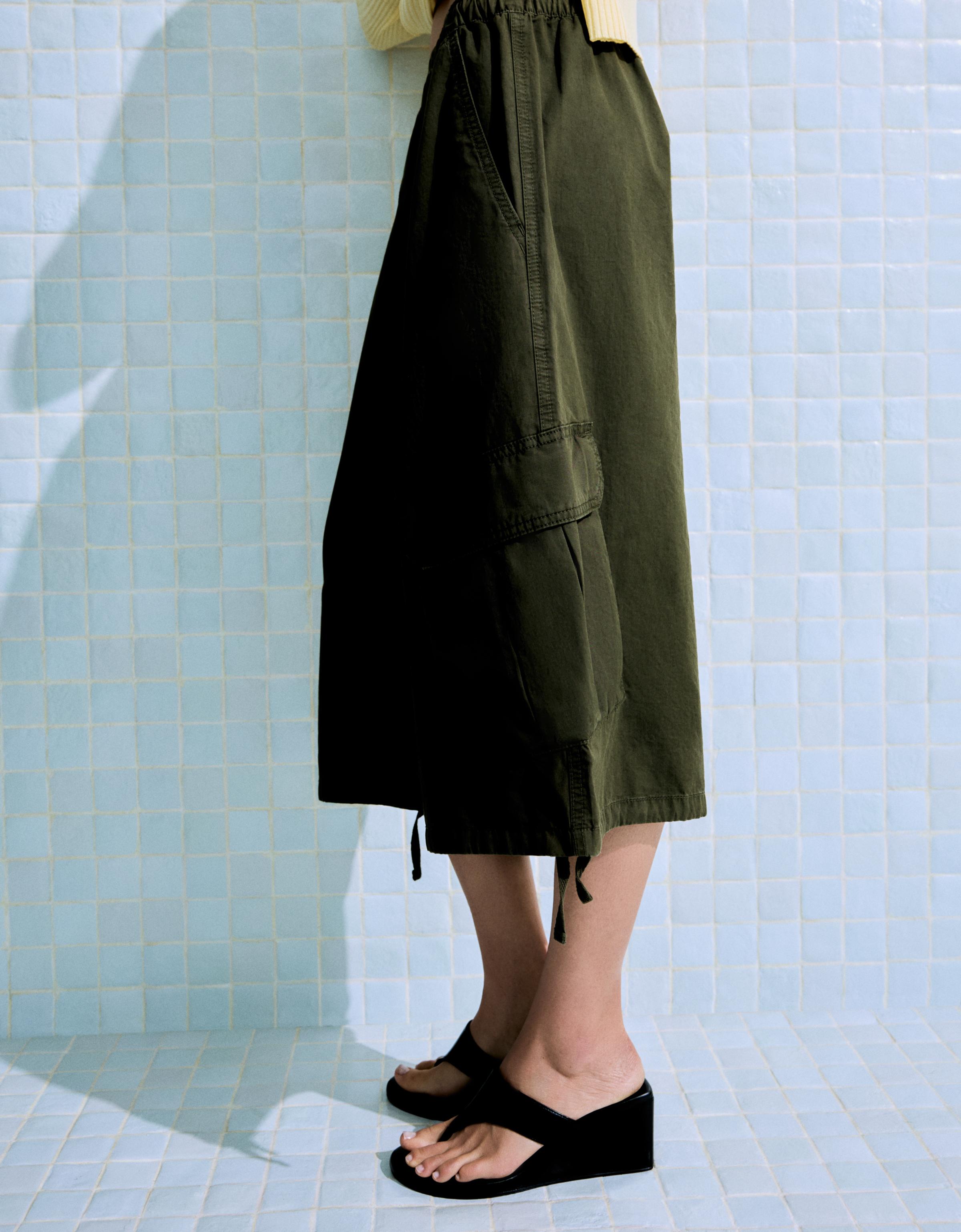 Elasticated waist cargo Bermuda shorts — Khaki