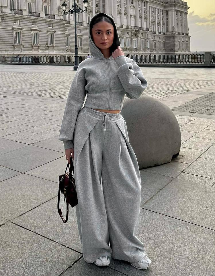 Sentetik kauçuk kumaş görünümlü stoperli geniş paça pantolon