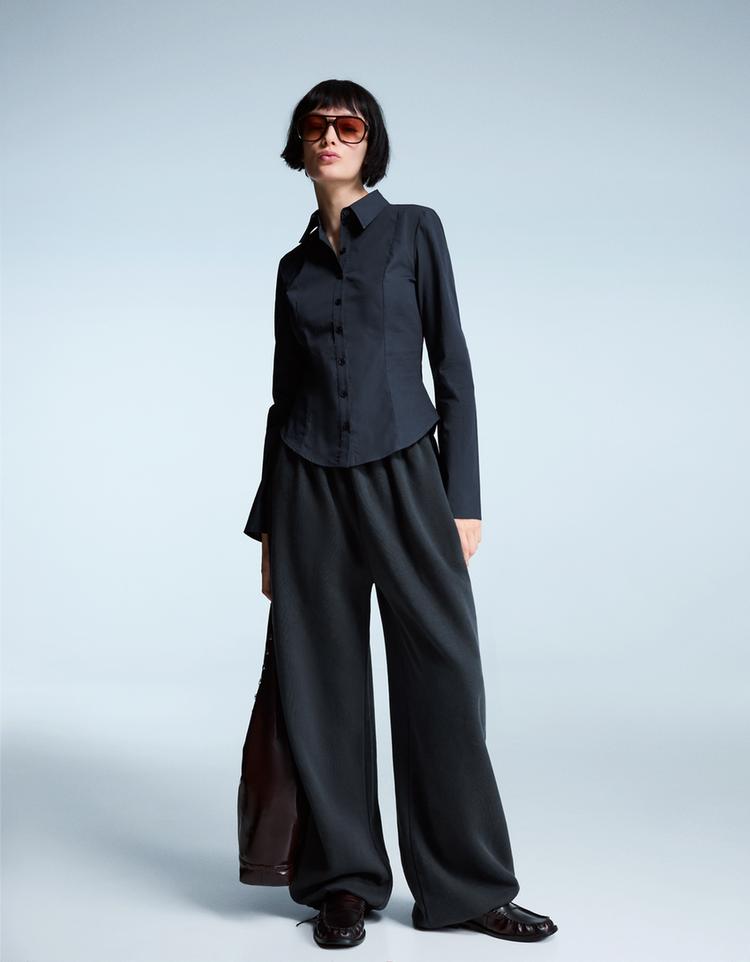 Fitted shirt with flared sleeves