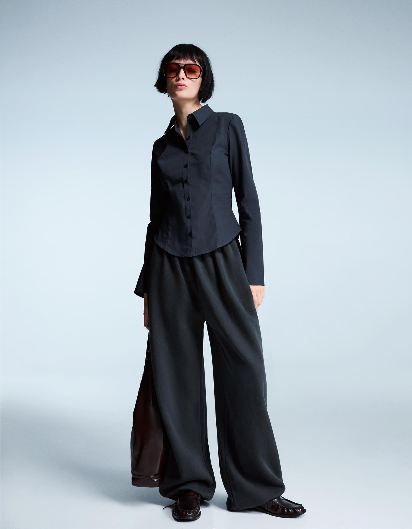 Bershka dopasowana koszula z rozszerzanym rękawem granatowy