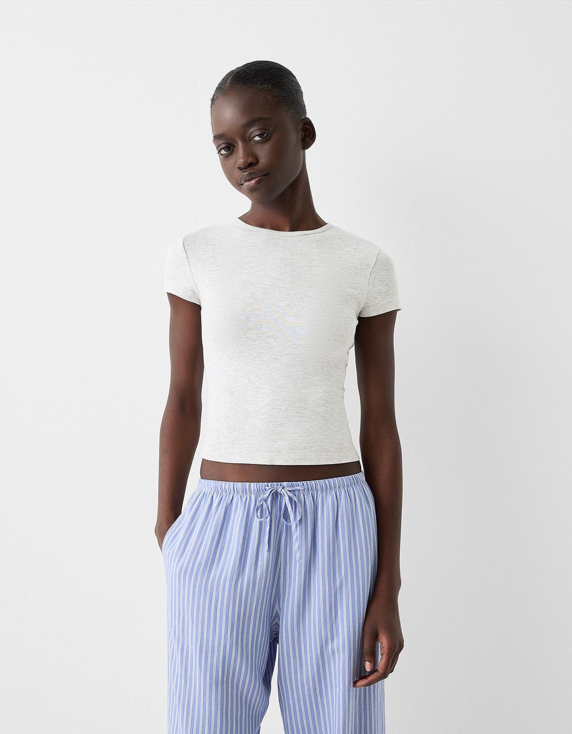 Short sleeve T-shirt with a round neck