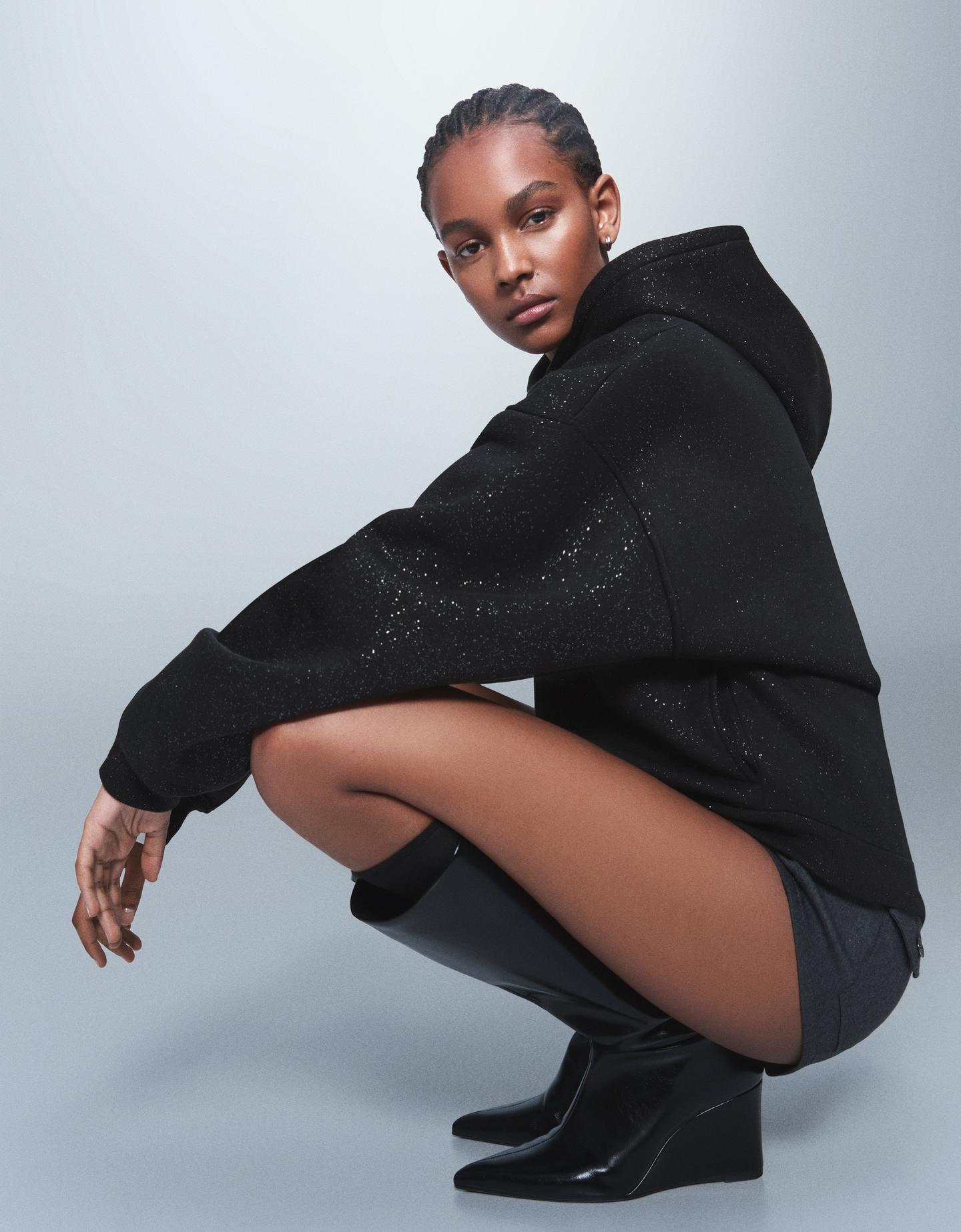 Bershka bluza z kapturem i brokatem czarny