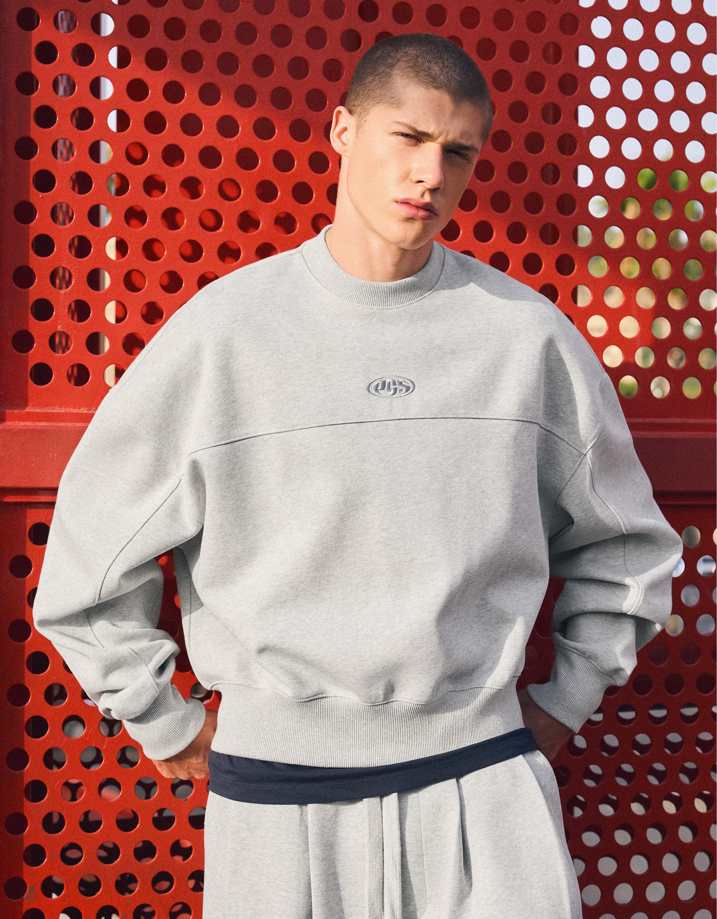 Bershka Sudadera Cuello Redondo Parche Hombre Gris