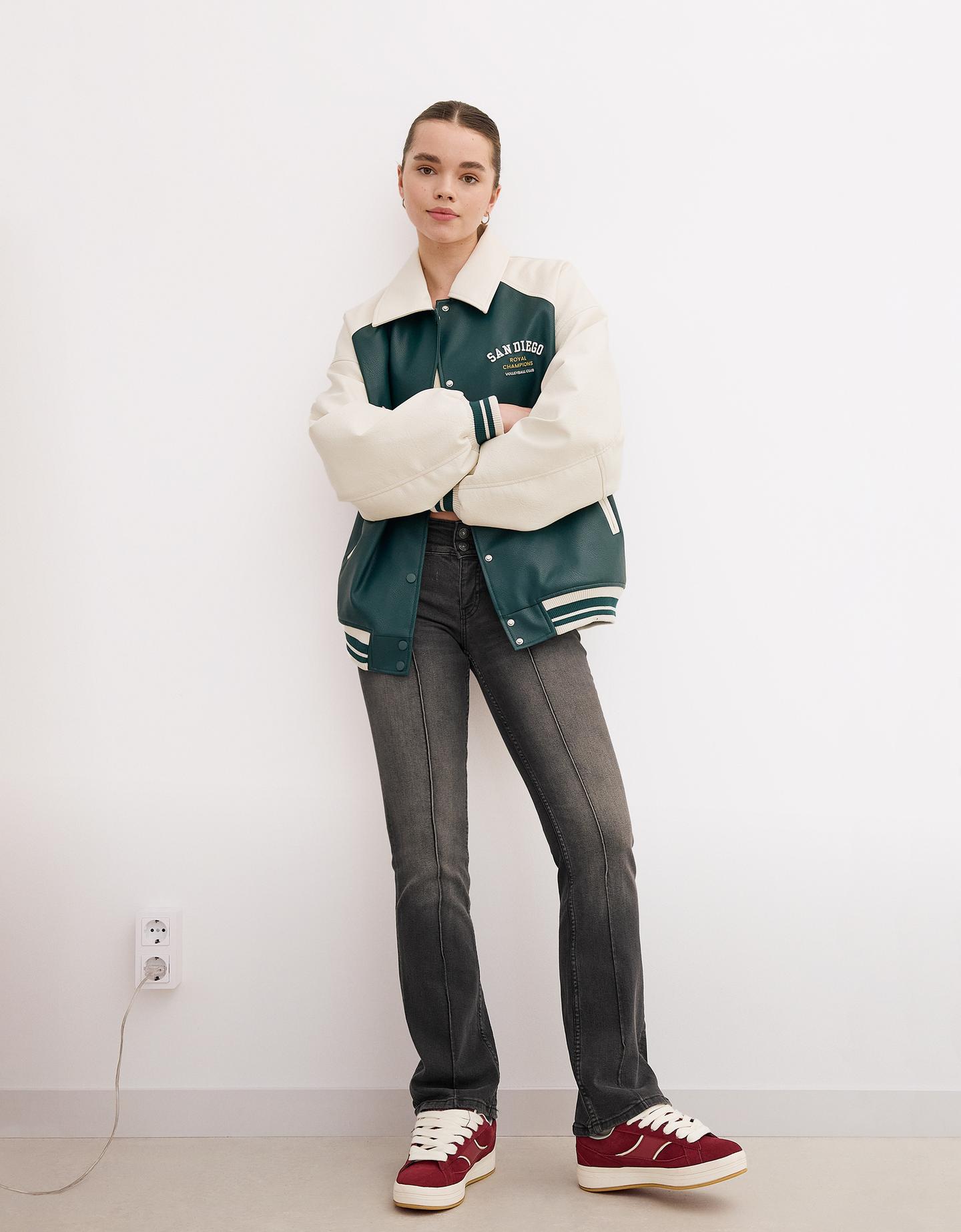 Bershka jeansy o kroju bootcut z niskim stanem czarny