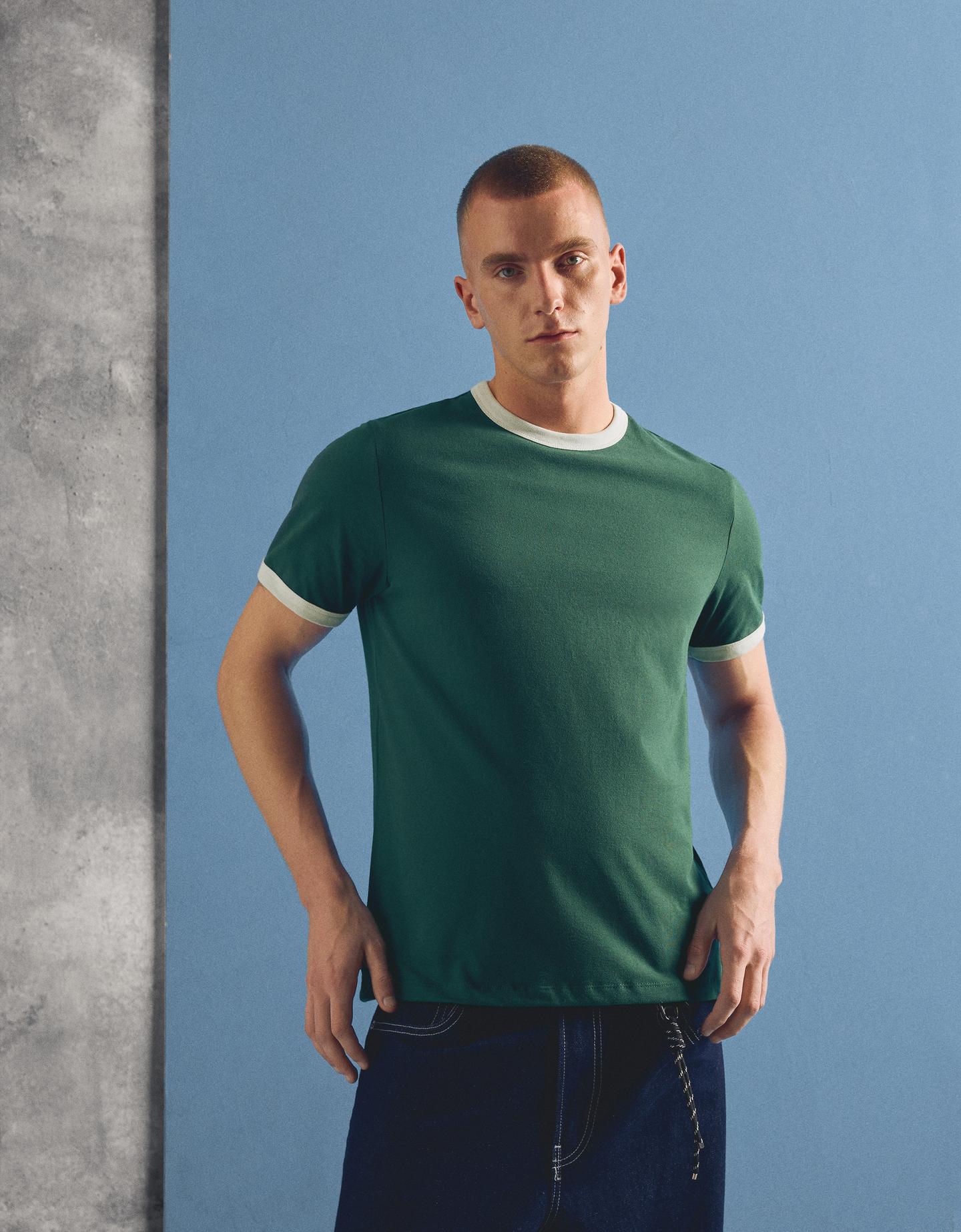 Bershka koszulka z krótkim rękawem i kontrastowym ribem zielony