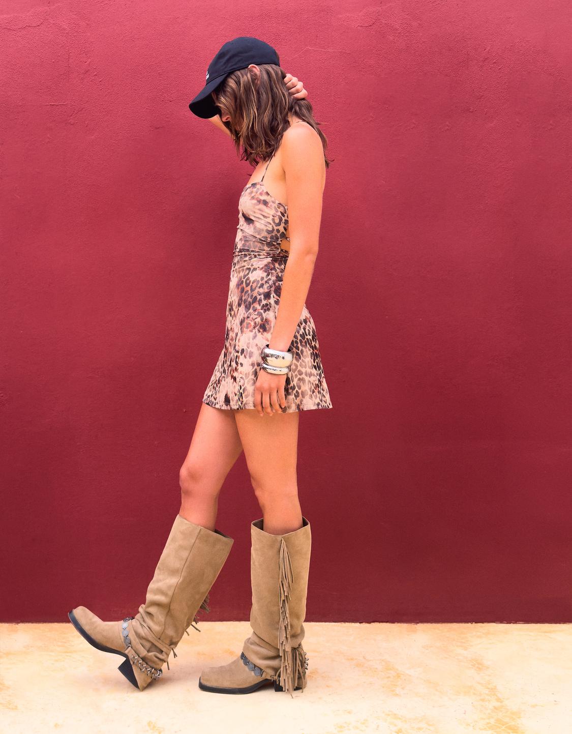 Flat gaiter boots with fringing