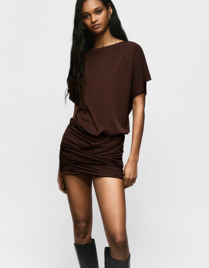 Klänning med öppen rygg och draperad kjol-Brun