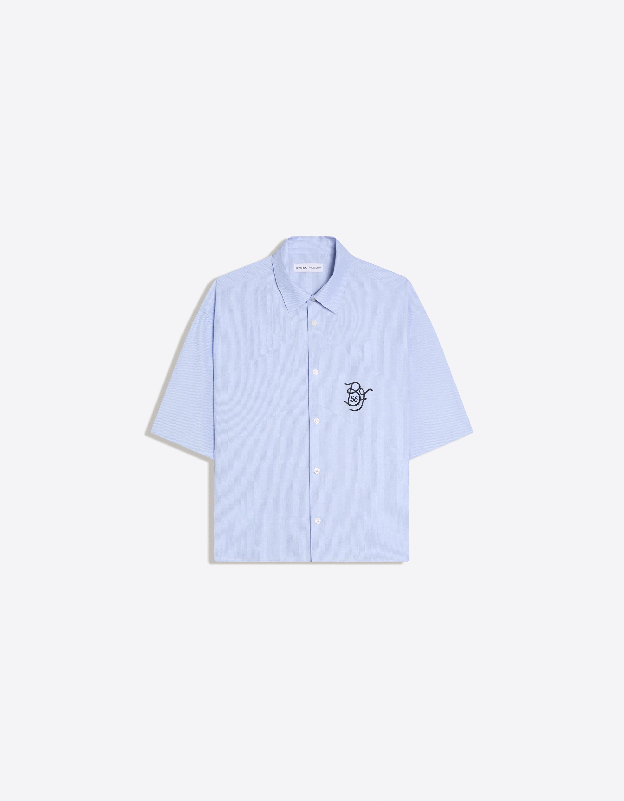 Kısa kollu oversize nakışlı gömlek - Görsel 12