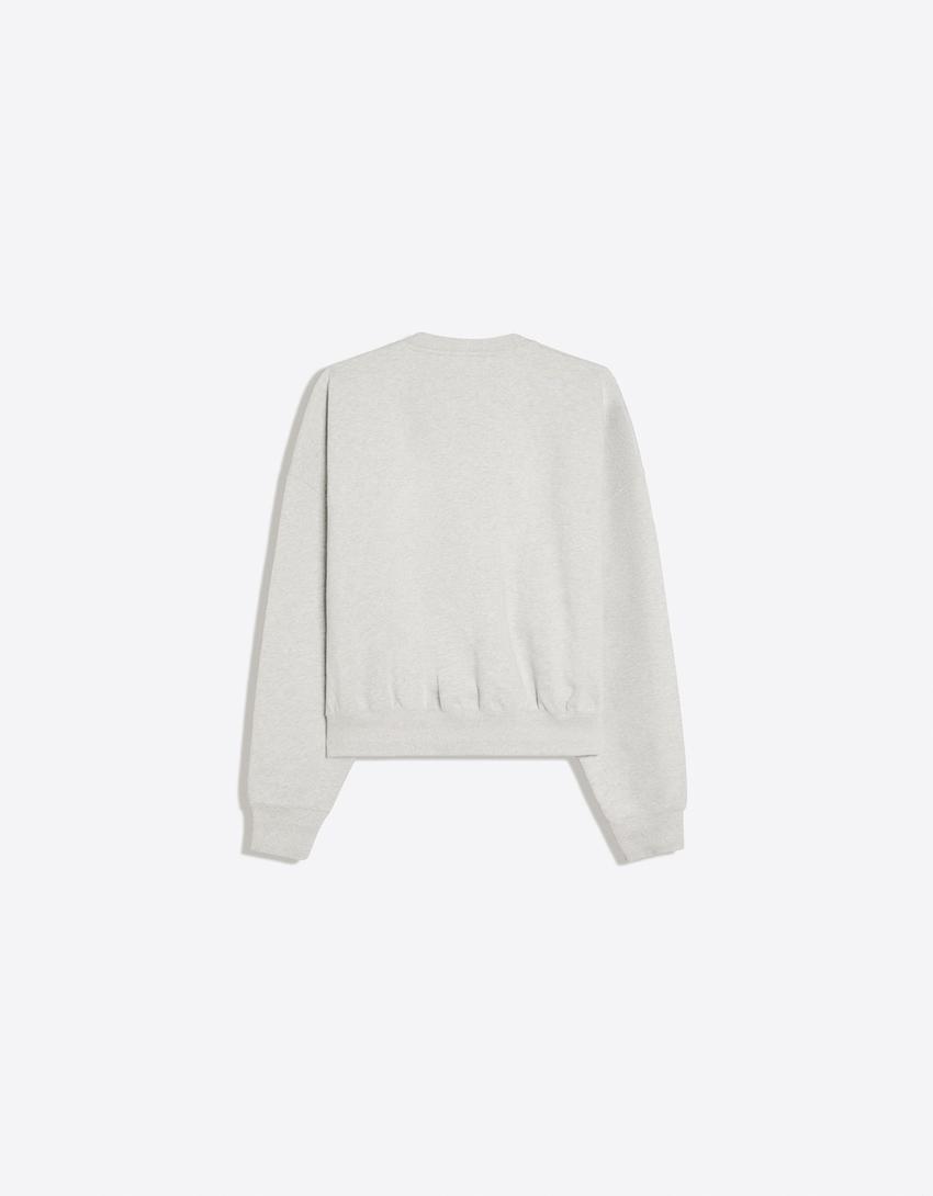 Sudadera cuello redondo parche-Gris