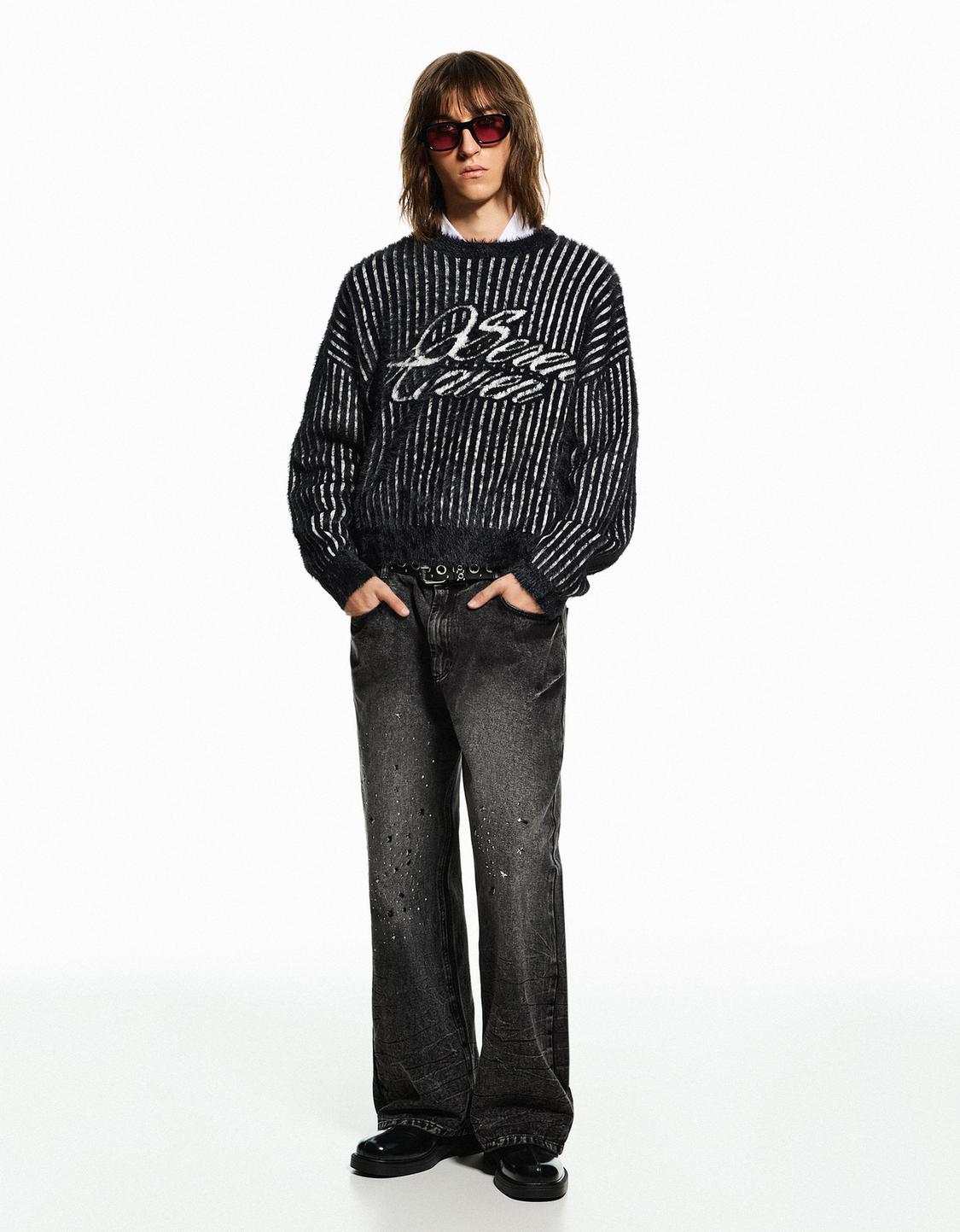 Pantalón flare tachas