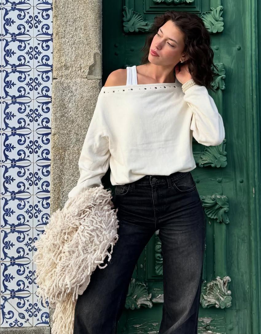 سويتر محاك بدبابيس معدنية-كريمي