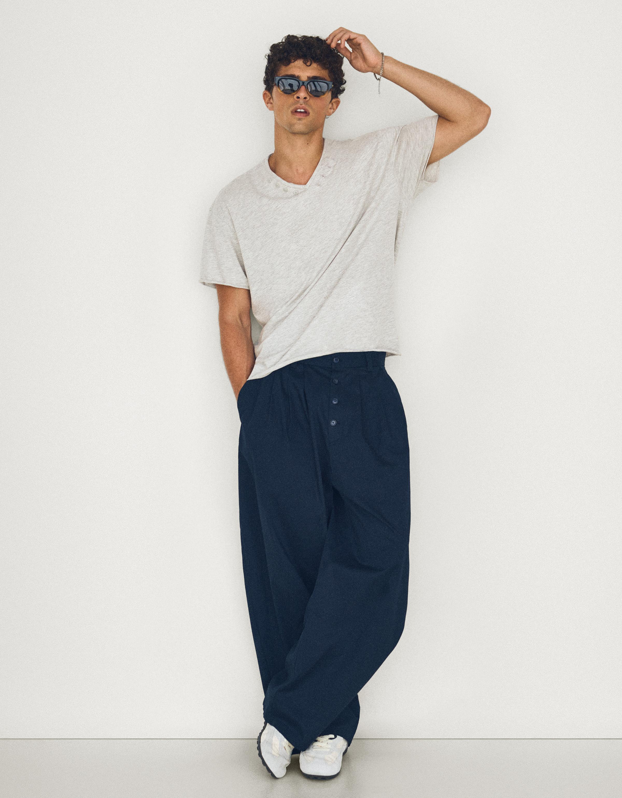 Short-sleeved V-neck T-shirt — Grey