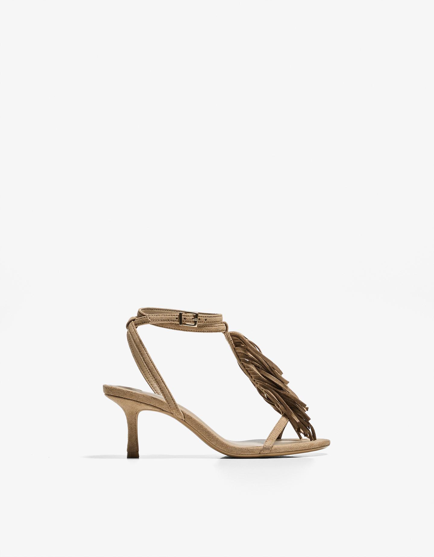 Bershka sandały na obcasie typu kaczuszka z frędzlami piaskowy