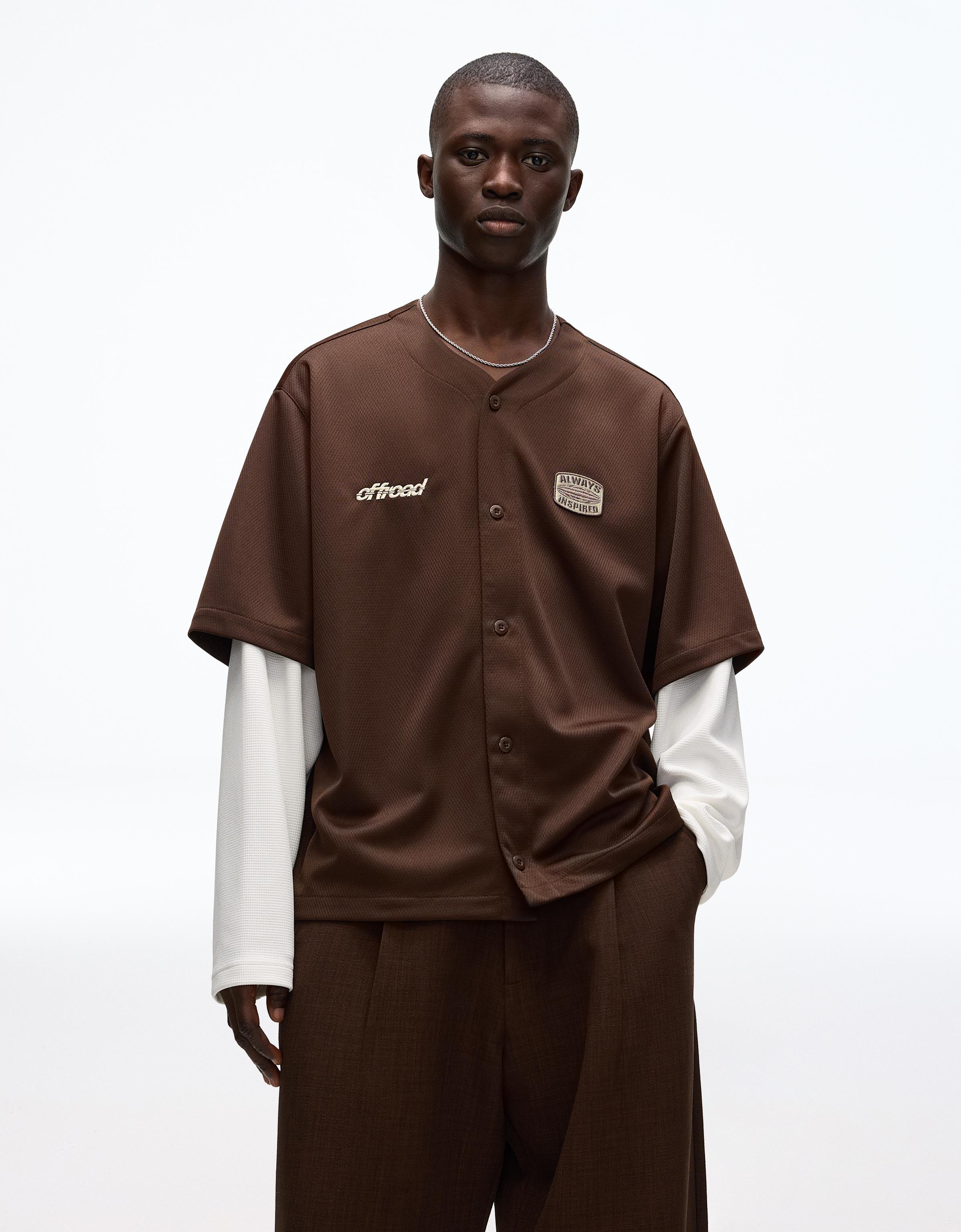 Bershka Boxy-Hemd Mit Doppelärmeln Und Stickerei Herren S Braun