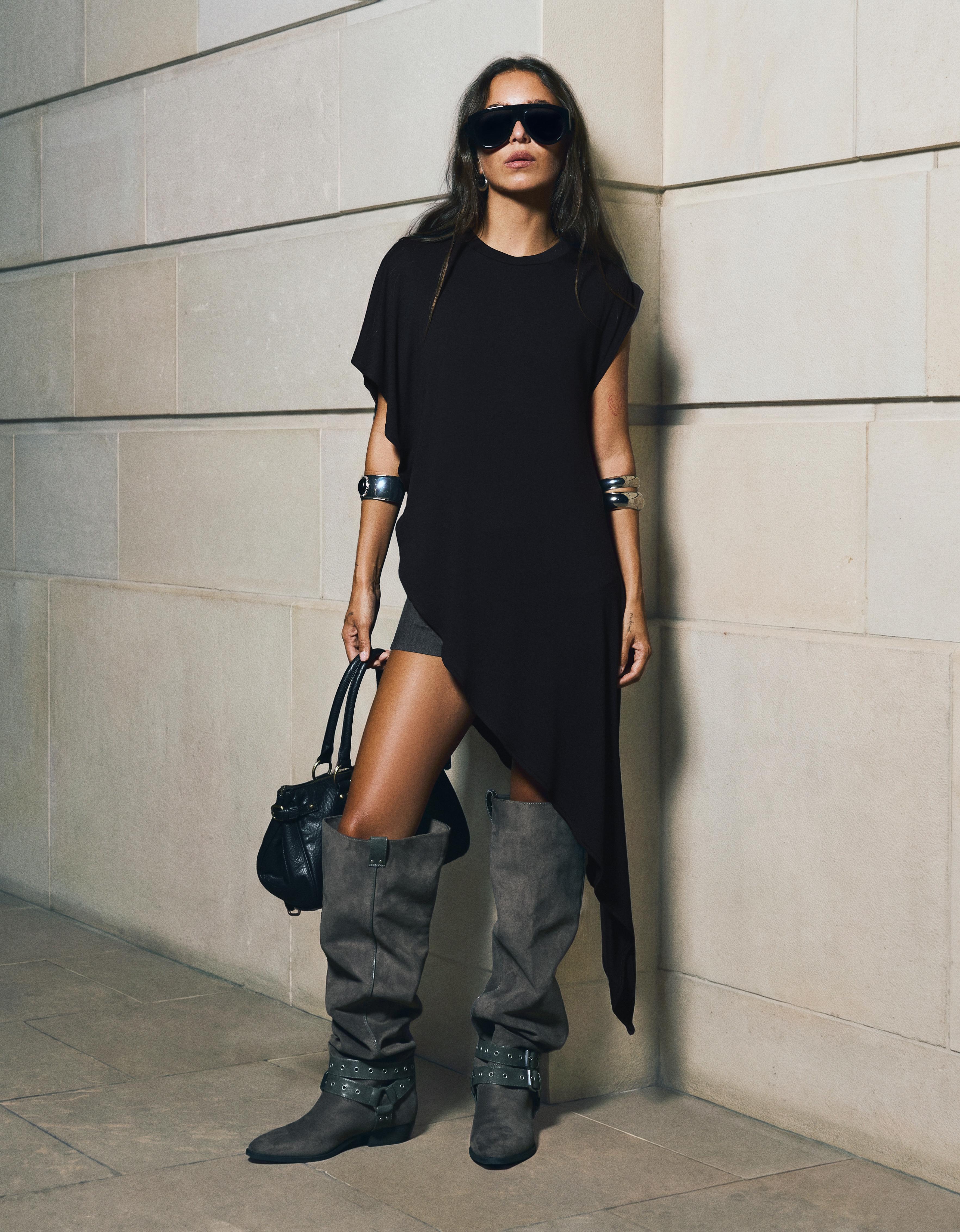 Long asymmetrical T-shirt — Black