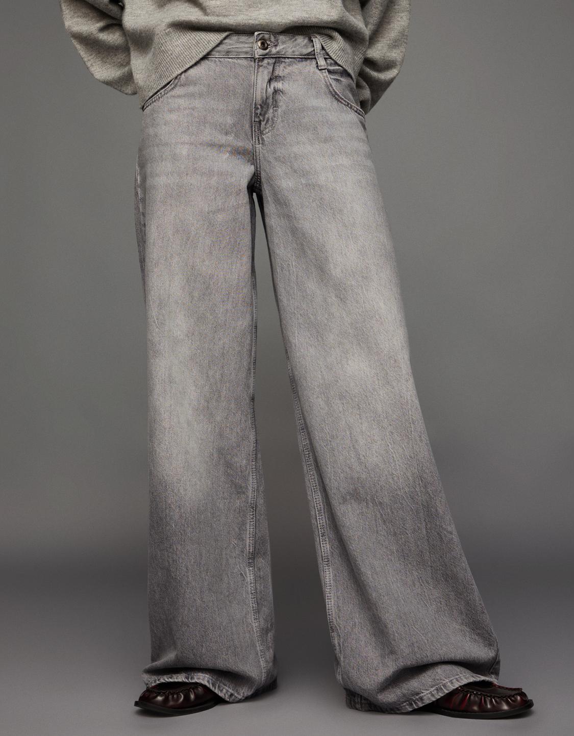 Low- waist Jeans mit geradem weiten Bein