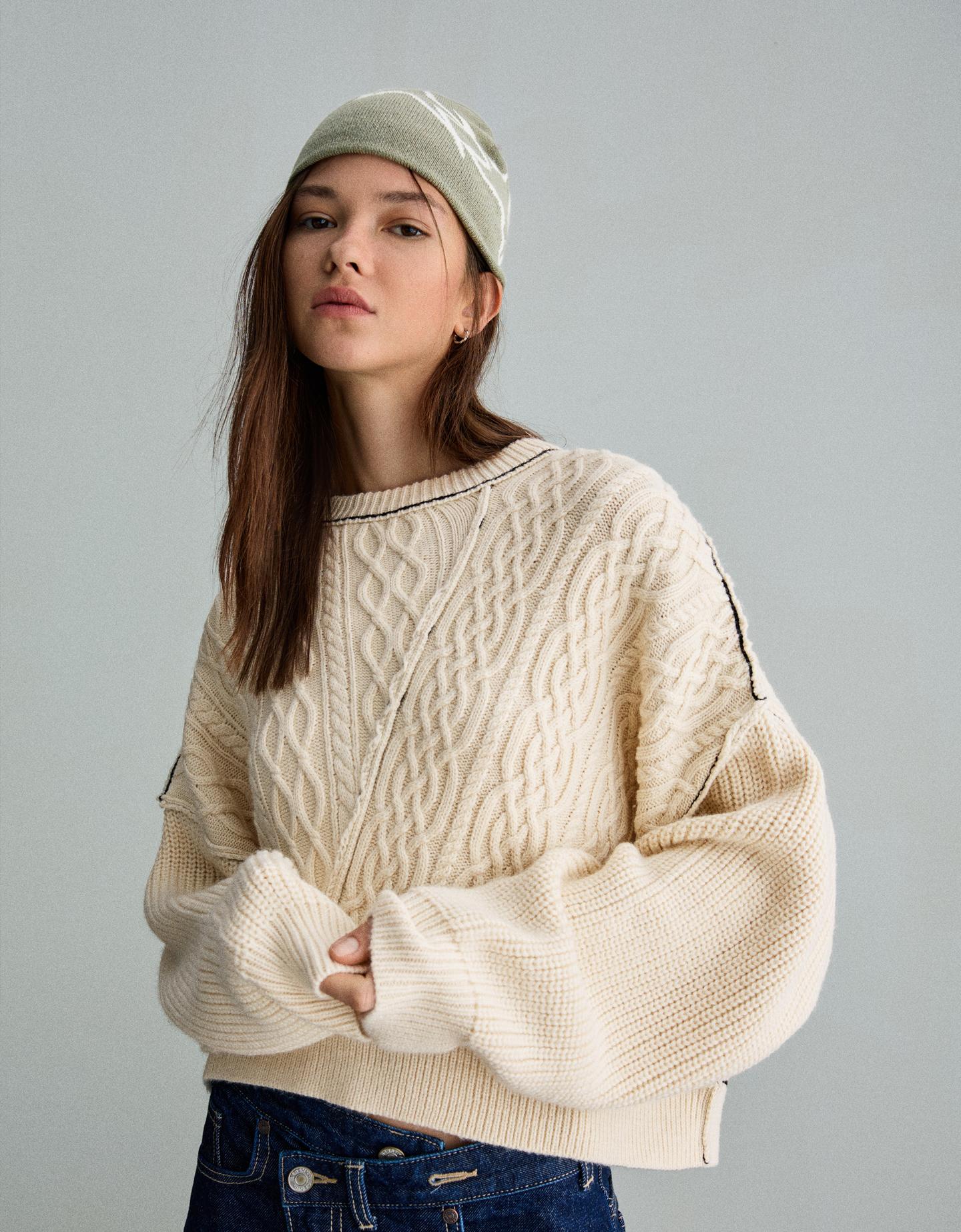 Bershka sweter ze splotem warkoczowym kremowy