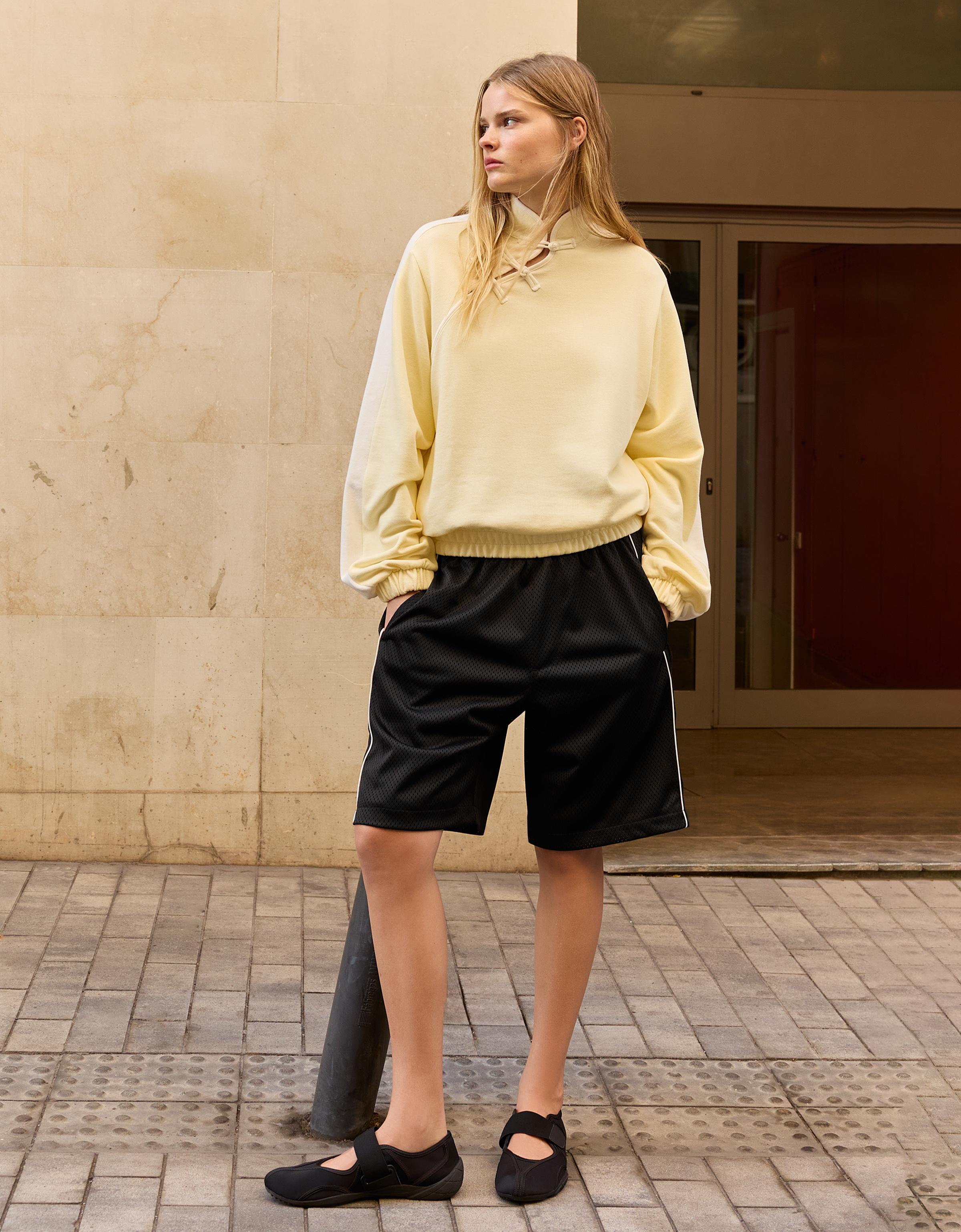 Long sleeve stand collar sweatshirt with clasps — Yellow