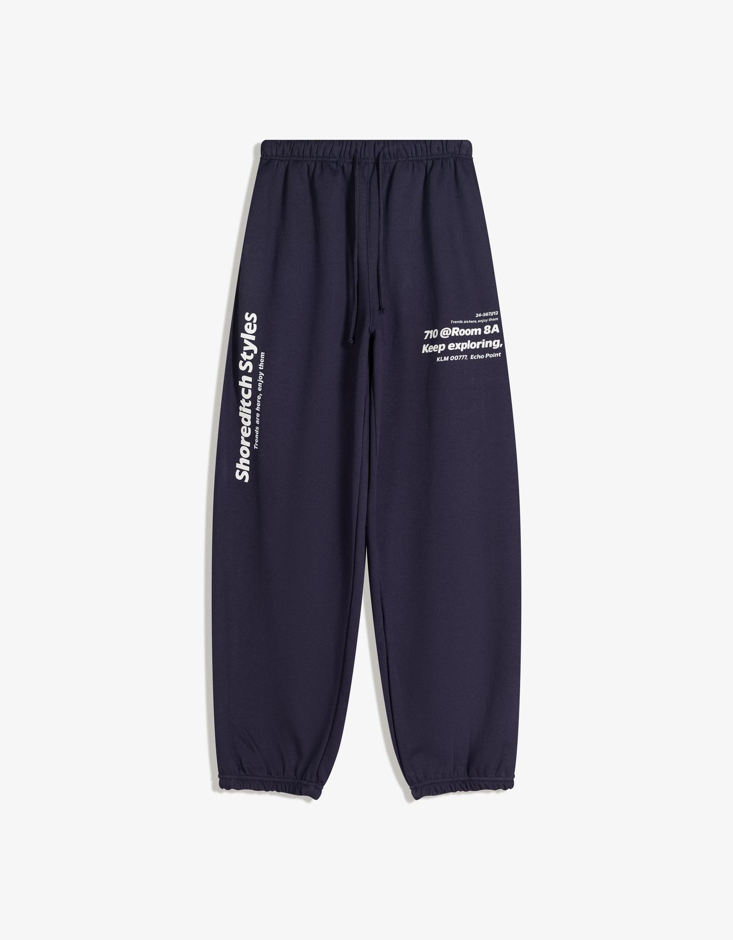 Bershka spodnie dresowe jogger z nadrukiem granatowy