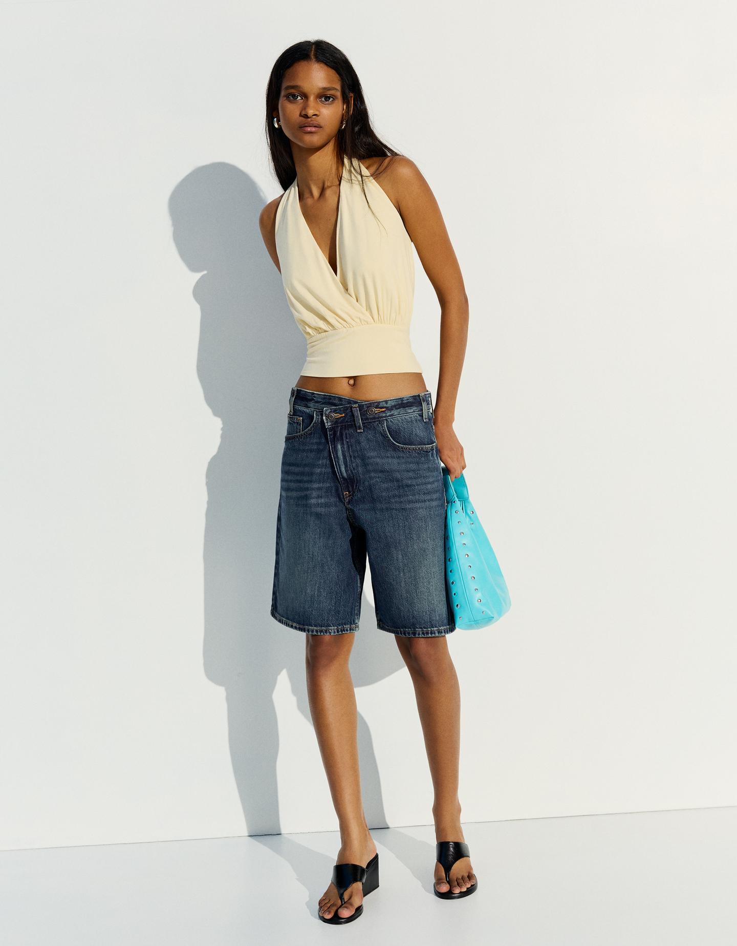 Bershka bermudy z denimu z krzyżowym pasem niebieski