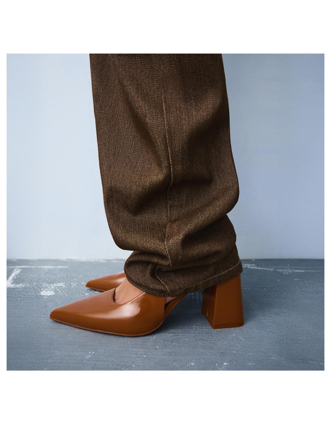 Block heel slingback shoes