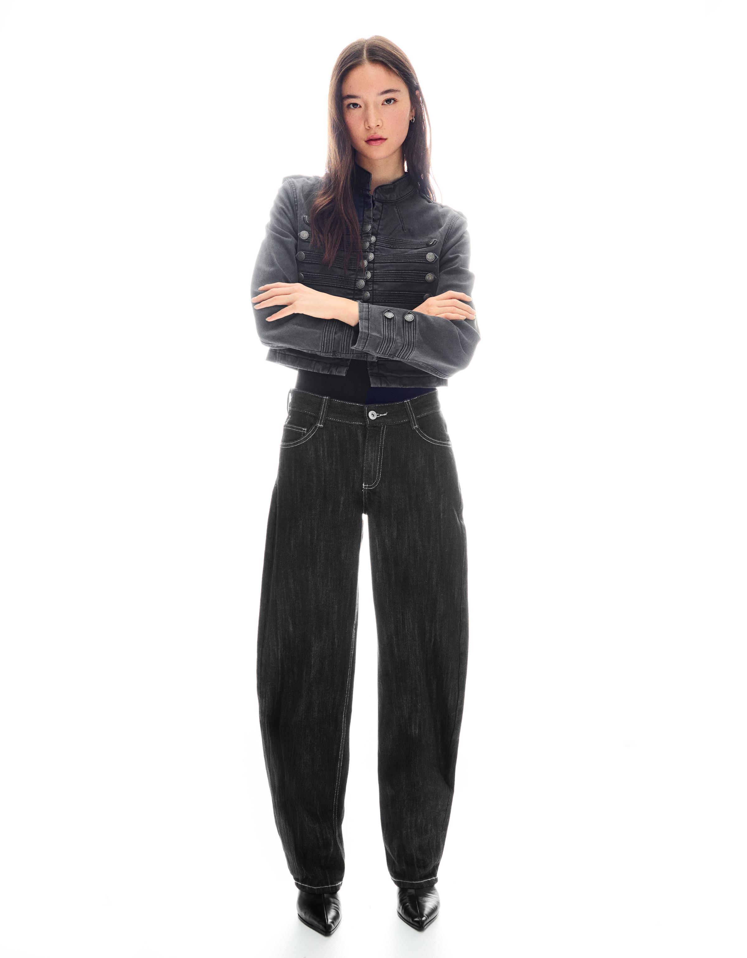 Low-rise baggy barrel jeans