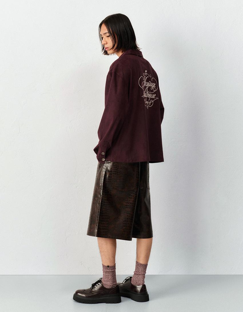 Sobrecamisa boxy efecto ante bordado-Granate
