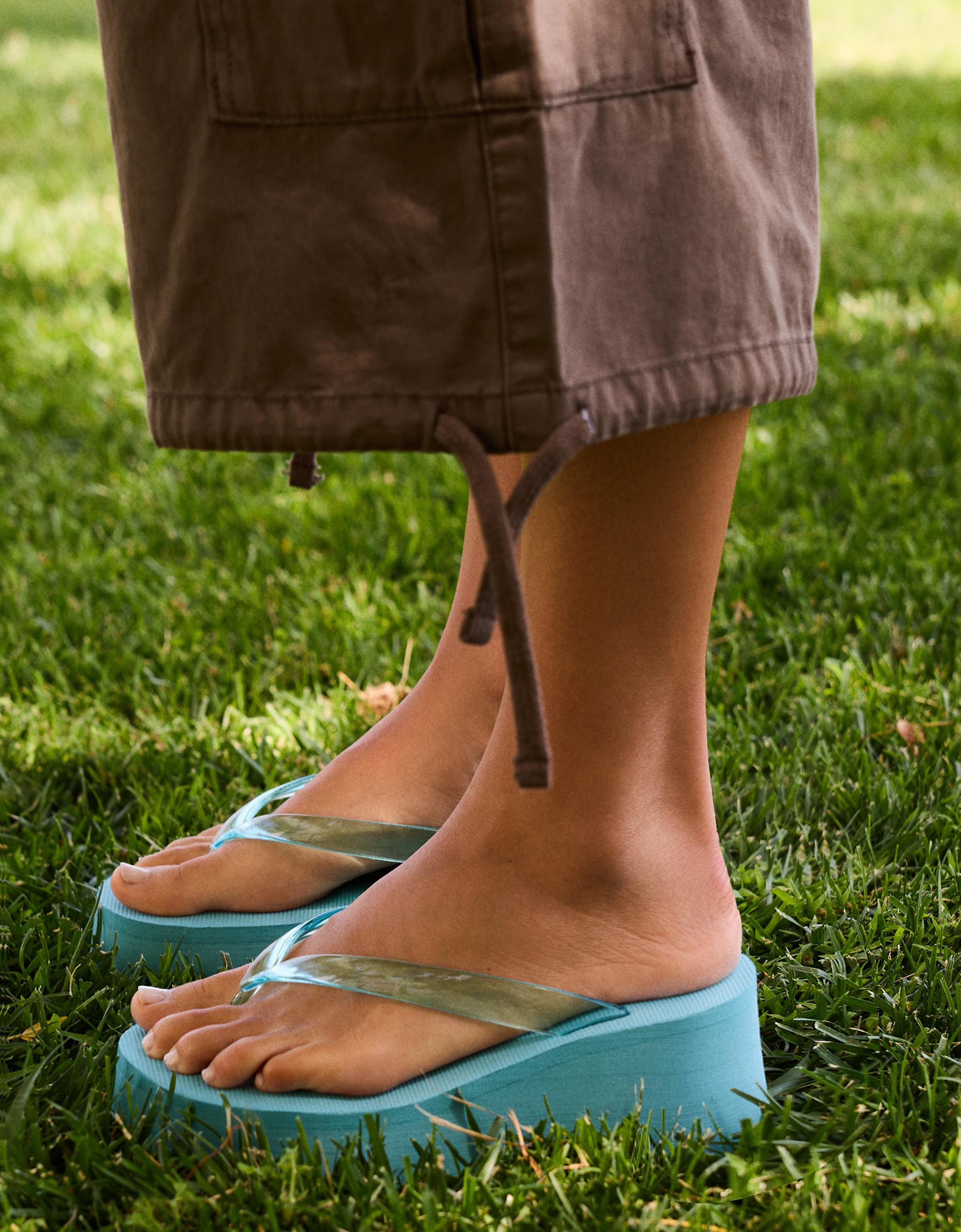 Vinyl thong platform sandals — BLUE
