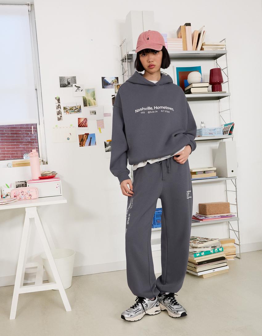 Pantaloni jogger fit stampati-Grigio scuro-0