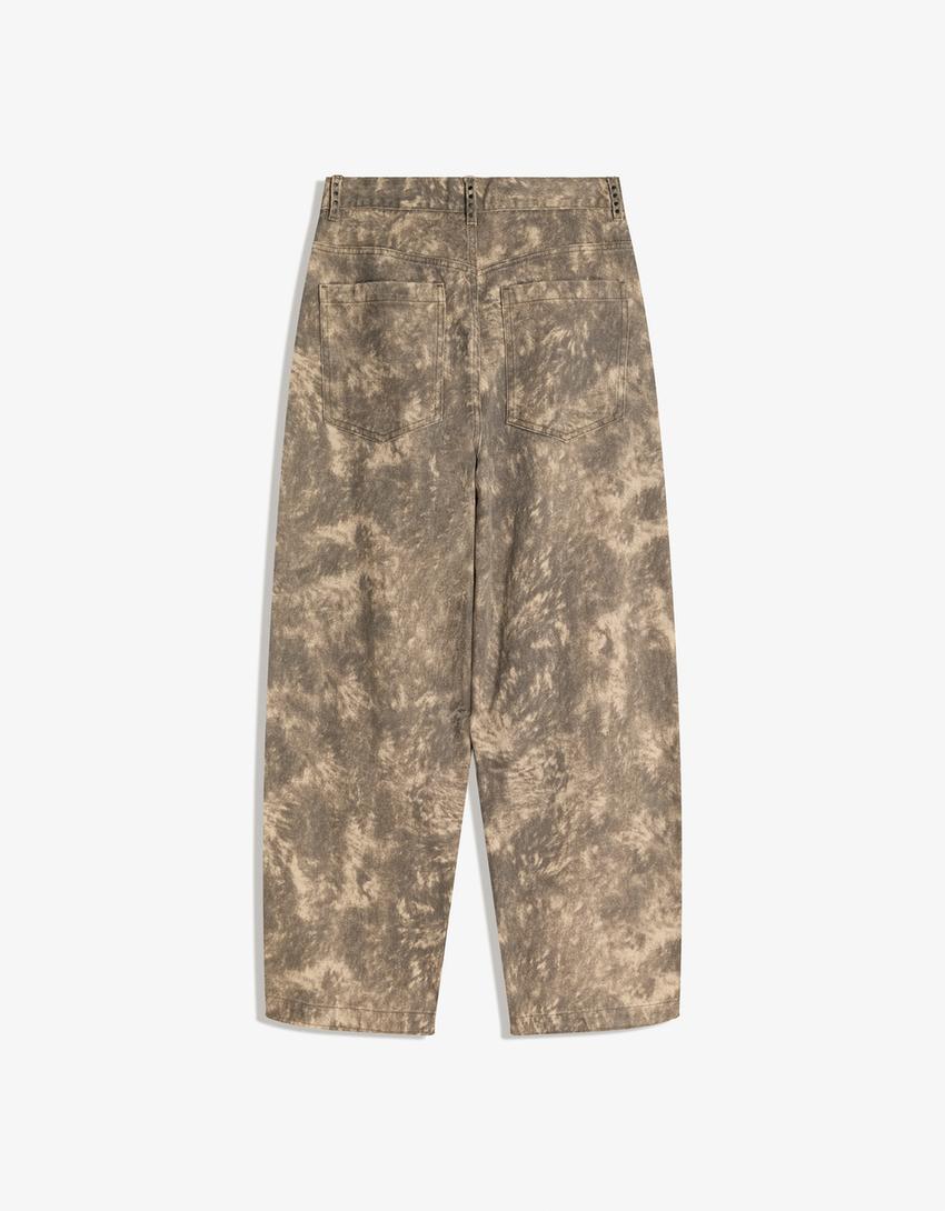 Pantalón tachas print-Marrón
