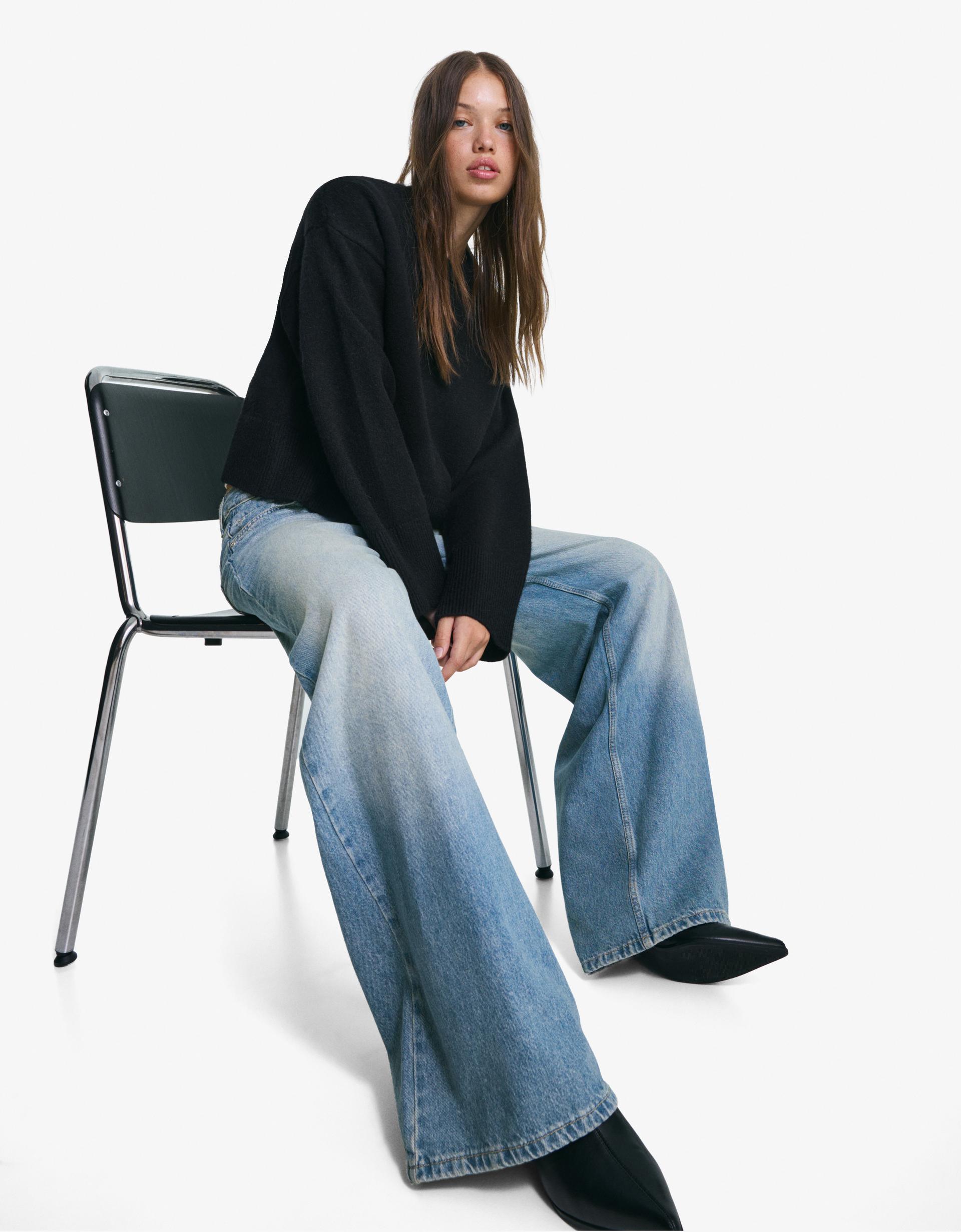 Low-rise wide-leg jeans