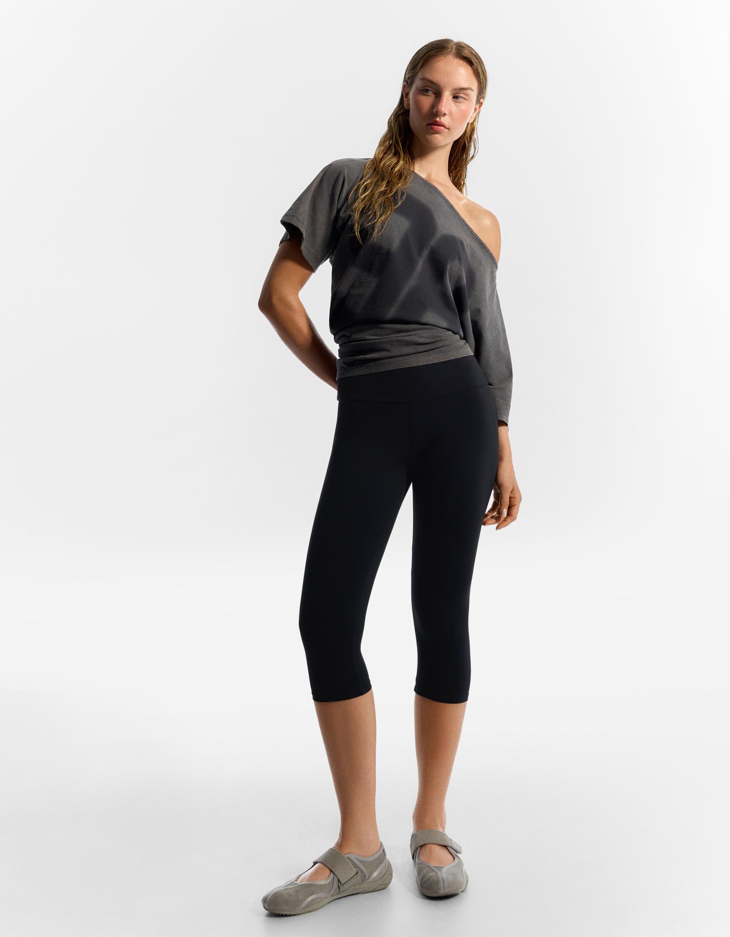 Bershka spodnie capri z tkaniny technicznej czarny