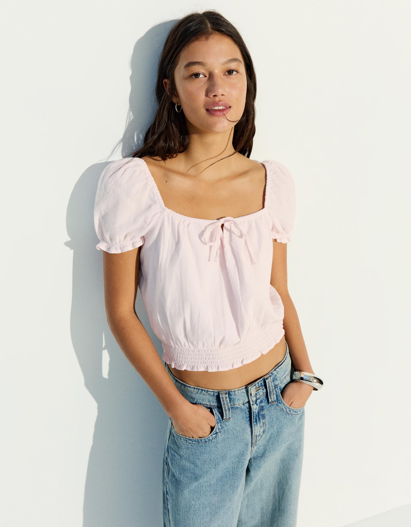 Bershka bluzka w stylu rustykalnym z bufiastymi rękawami różowy